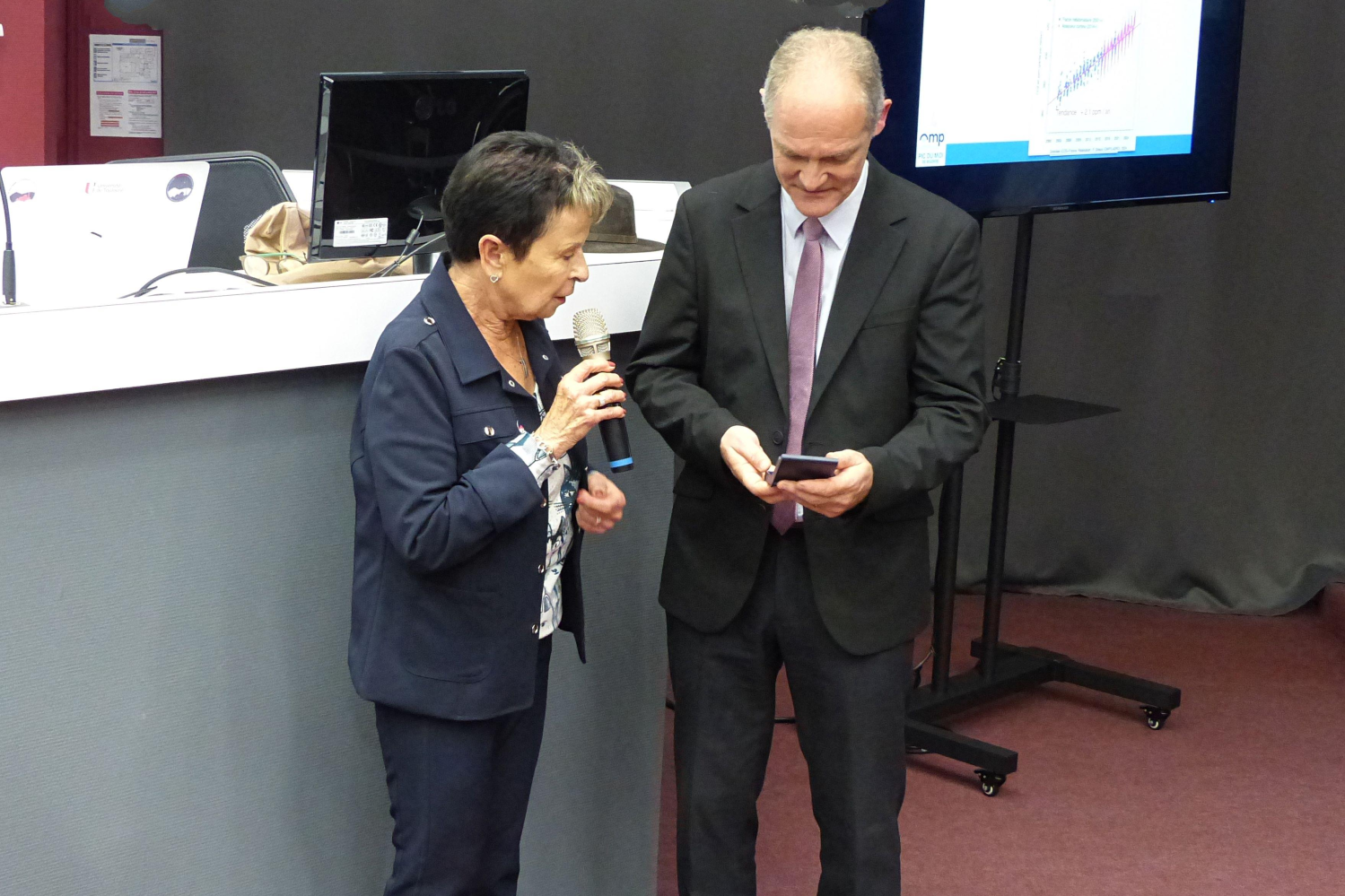 Notre présidente, Ghislaine Taffary, remet à Rémy Cabanac, la médaille d'honneur de la section ONM des Hautes-Pyrénées.
