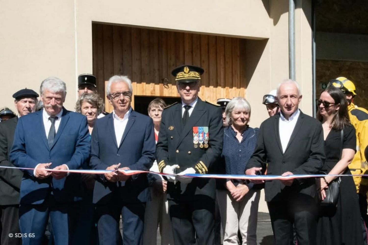 Le ruban de cérémonie est coupé par les autorités..