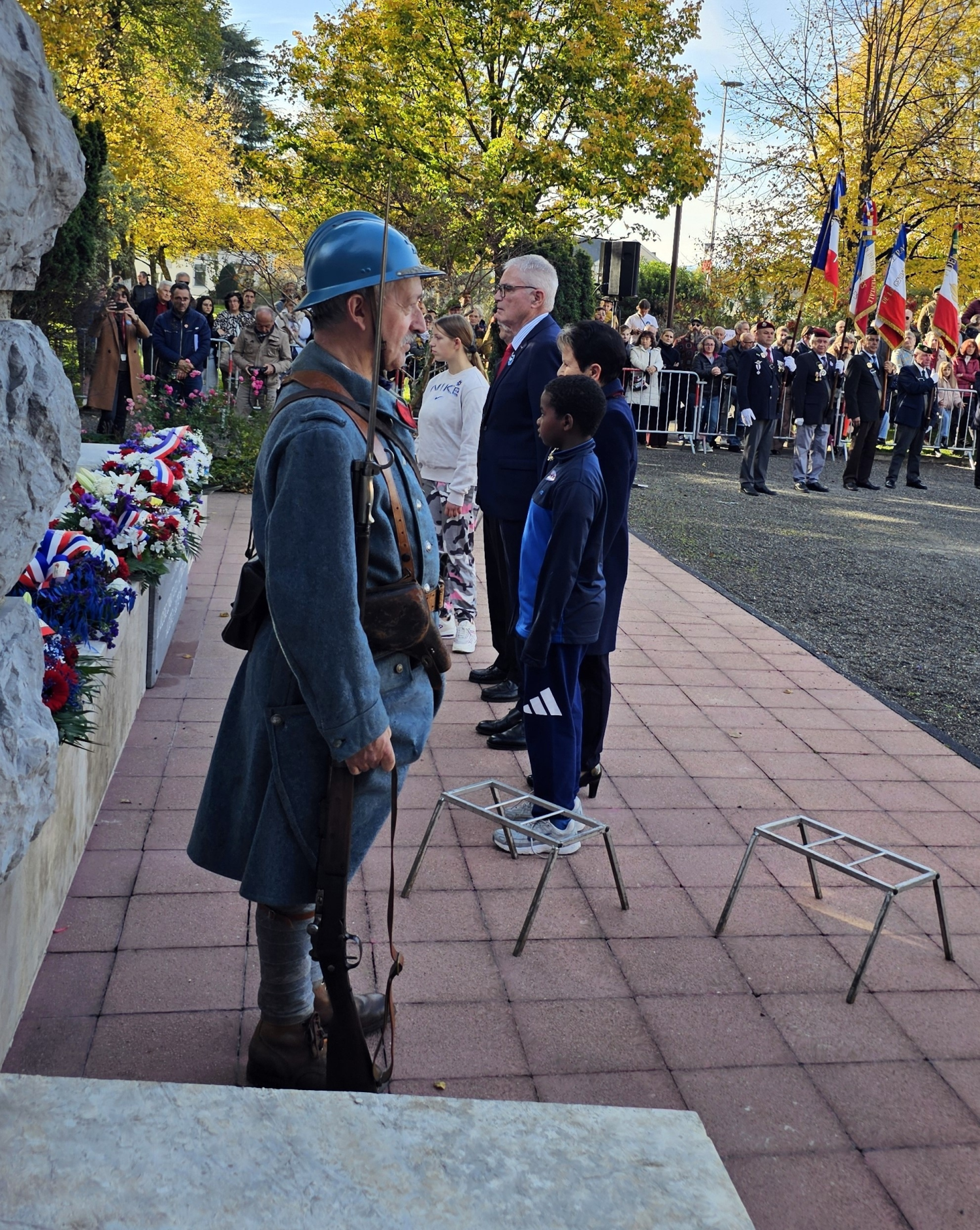 Les représentants départementaux des Ordres nationaux se recueillent devant le monuments aux morts.