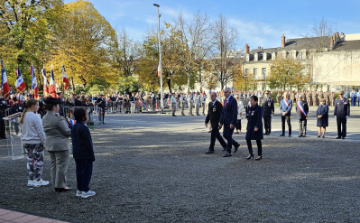 Les représentants départementaux des Ordres nationaux se recueillent devant le monuments aux morts.